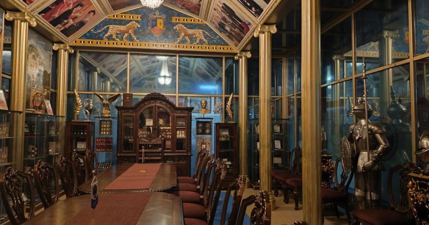 Prejav ucty alebo kult osobnosti Podobizne pri skole vyvolali diskusiu a to nielen o vkuse