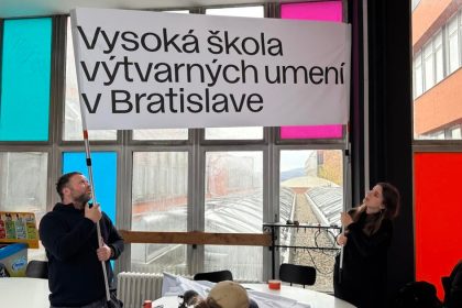 Protestny pochod Nespokojna kulturna obec opat vystupuje do ulic