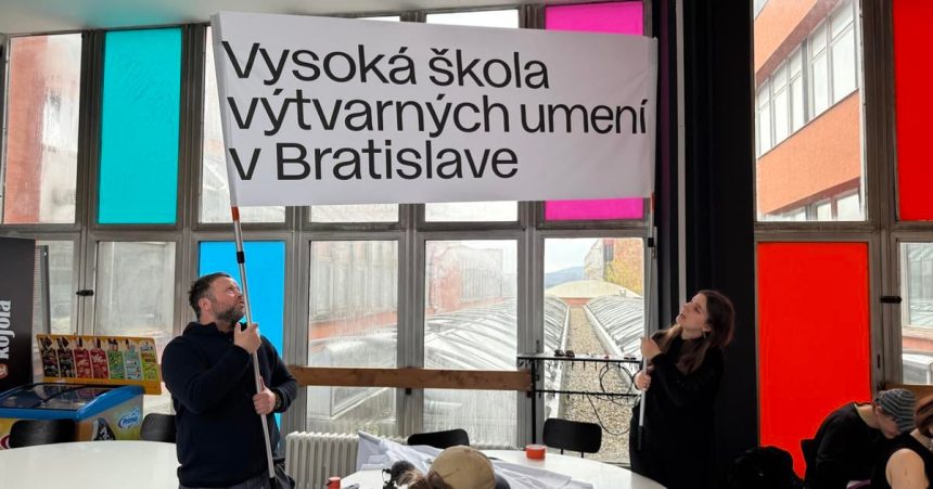 Protestny pochod Nespokojna kulturna obec opat vystupuje do ulic