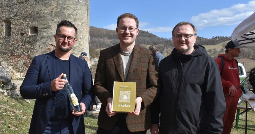 S ruksakom po horach za ovocim Vysledkom je jedinecna kniha o hruskach z Bielych Karpatach