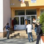 Skola dostala sokujuci email pachatel sa vyhraza vystrielanim deti Policia po nom patra