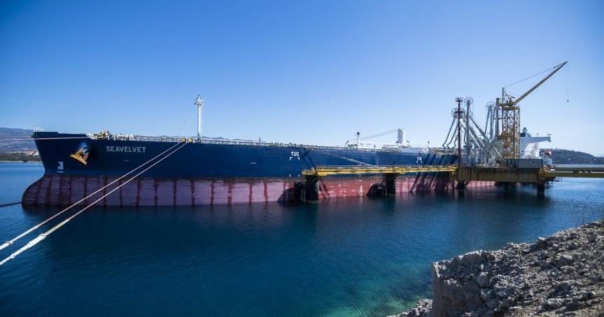 Tisice min a ponorky Zavrety Hormuzsky prieliv je globalna katastrofa cena benzinu moze vzrast