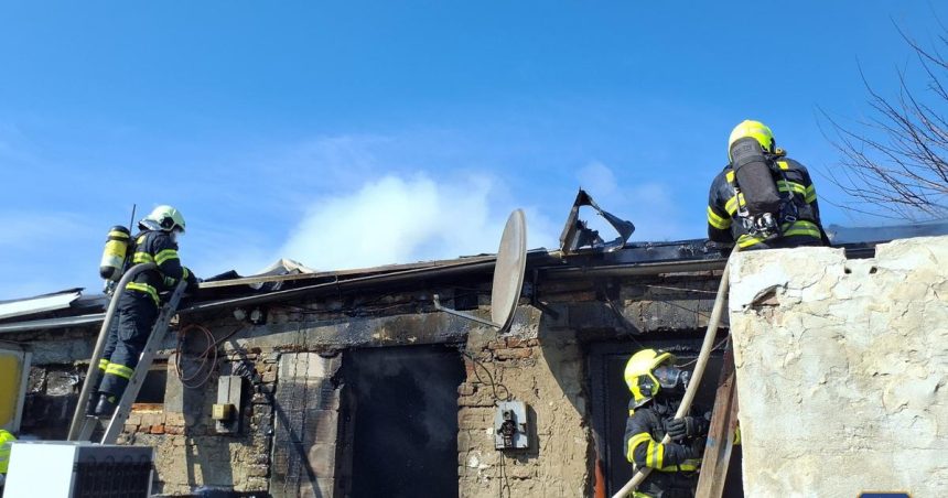 V Podunajskych Biskupiciach sa podpalila strecha rodinneho domu