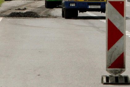 Vjazd na D2 z ulice Janka Alexyho v Bratislave zostava nadal uzavrety