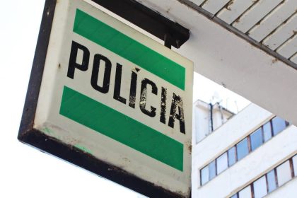 Vydavali sa za policajta a pracovnika Narodnej banky Zenu okradli o 39 tisic eur