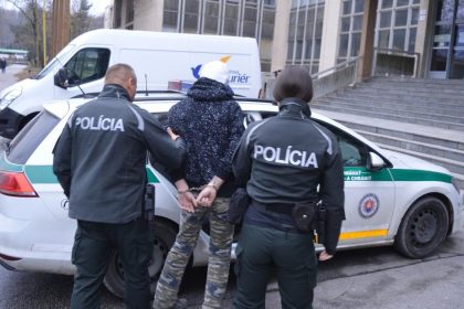 do predajne sa vlamal zlodej policajti ho odhalili a zadrzali na zaklade kameroveho zaznamu