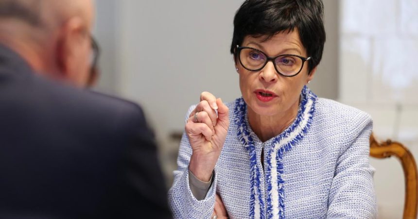 minulost eurokomisarky vzbudzuje otazky nova kniha ju spaja s tajnou policiou juhoslavie