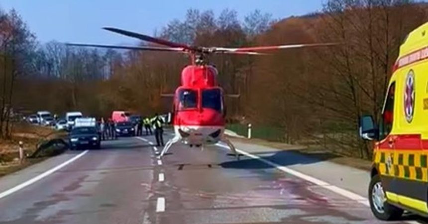 nehoda osobneho auta s autobusom sa skoncila zraneniami pre vodica pristal vrtulnik