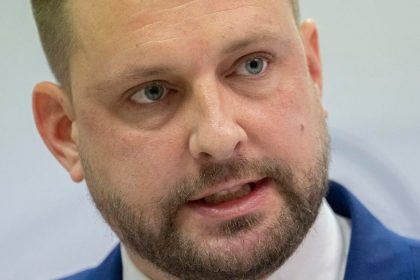 rezort zdravotnictva berie na vedomie odporucenie liekovej agentury schvalit vakcinu proti chripke a covid 19