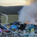 skladka odpadu nad obcou nitrica sa vznietila zasah hasicov komplikoval silny vietor