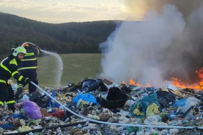 skladka odpadu nad obcou nitrica sa vznietila zasah hasicov komplikoval silny vietor