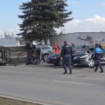 sokujuci moment na sidlisku vodic zdemoloval tri zaparkovane aut