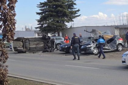 sokujuci moment na sidlisku vodic zdemoloval tri zaparkovane aut