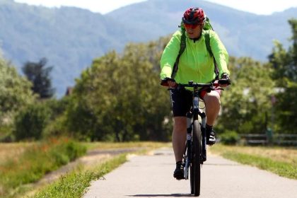 stovky cyklisotov na nedokoncenenych cyklotrasach pri ziline a bytci su tam na vlastnu zodpovednost