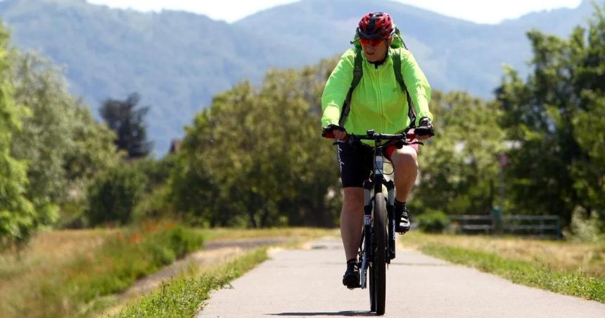 stovky cyklisotov na nedokoncenenych cyklotrasach pri ziline a bytci su tam na vlastnu zodpovednost