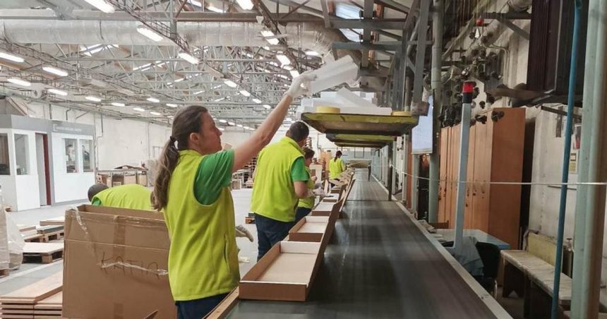 znamy slovensky vyrobca nabytku pozaduje restrukturalizaciu dlhy presahuju pol miliona