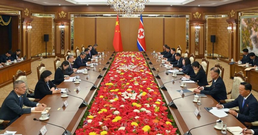 Cinsky minister zahranicnych veci na stretnuti s Kim Cong unom vyzval na uzsie vztahy medzi krajinami