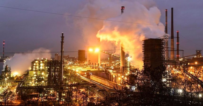 Komisia meni emisne pravidla pre priemysel vacsia rezerva povoleniek ma chranit pred cenovymi sokmi