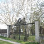 Ludia obchadzaju park Na novy traktor peniaze nasli na opravu brany uz nie Obavaju sa ze sa zruti