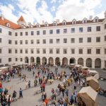 Nadvorie Bratislavskeho hradu pocas velkonocnych sviatkov patri stredovekym remeselnym trhom