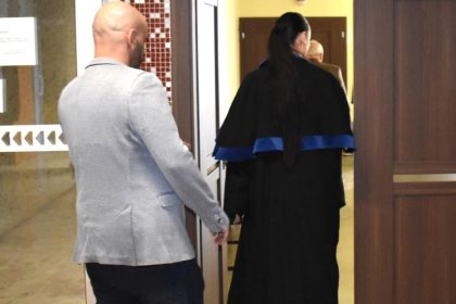 Policajt pristihol priatelku v neglize supera postrelil verzia o nutnej obrane mu nevysla