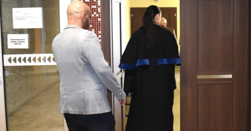 Policajt pristihol priatelku v neglize supera postrelil verzia o nutnej obrane mu nevysla