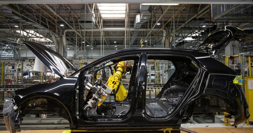 Priemyselna produktcia Slovenska vo februari 2026 medzirocne klesla o 29 percenta