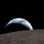 Prve zabery z letu Artemis II okolo Mesiaca