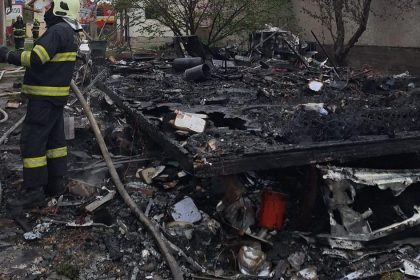 S karavanom uz nevycestuji zhorel do tla na dvore