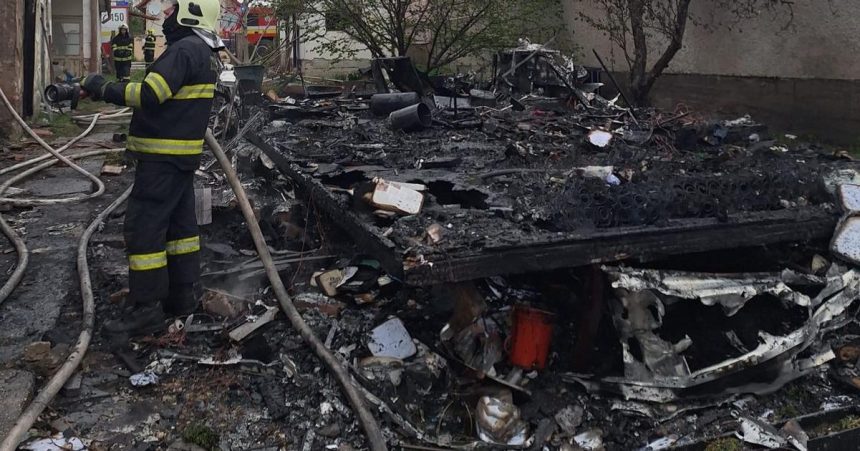 S karavanom uz nevycestuji zhorel do tla na dvore