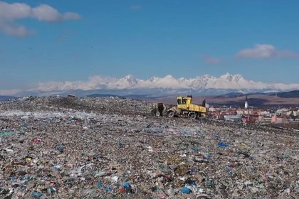Unikatne riesenie Po rokoch ked zvazali tony odpadu na sklandku tam teraz budu kvitnut kvety na luke
