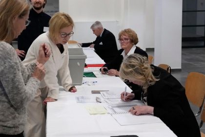 Volby v Madarsku 2026 Rozhoduje sa ci skonci Orbanova vlada minuta po minute