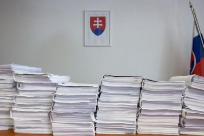Zena obzalovana z vrazdy svojich dcer v bratislavskom Ruzinove sa postavi pred sud