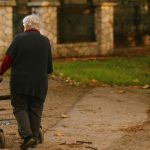 najstarsi seniori by si mohli viac polepsit poslanci sns navrhuju zvysenie ich dochodkov