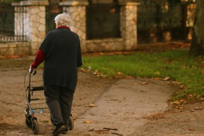 najstarsi seniori by si mohli viac polepsit poslanci sns navrhuju zvysenie ich dochodkov
