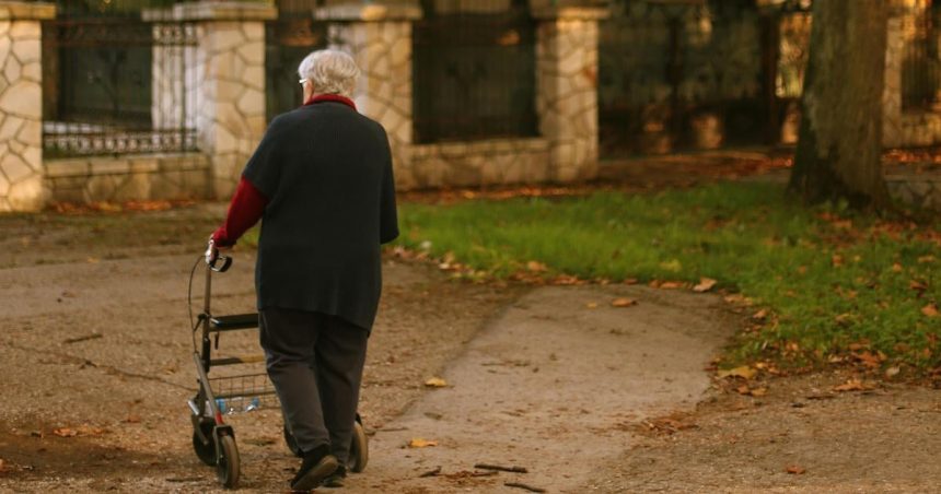 najstarsi seniori by si mohli viac polepsit poslanci sns navrhuju zvysenie ich dochodkov