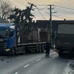nehoda v oslanoch komplikuje dopravu usek je neprejazdny na mieste premavku riadi policia