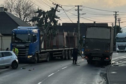 nehoda v oslanoch komplikuje dopravu usek je neprejazdny na mieste premavku riadi policia
