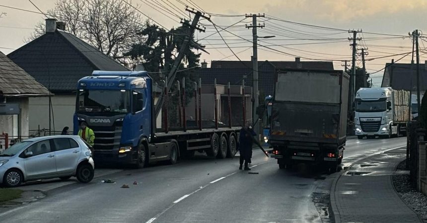 nehoda v oslanoch komplikuje dopravu usek je neprejazdny na mieste premavku riadi policia