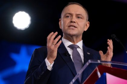 prezidentske volby v polsku by opat vyhral nawrocki na chrbat mu dycha sikorski ukazal prieskum