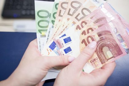 zisky minuly rok klesli druhykrat po sebe mzdy vsak rastli rychlejsie ako inflacia