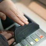 zlodej prepadol dva bankomaty v prahe pouzil vybusuninu