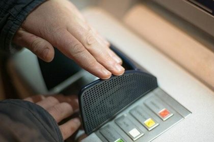 zlodej prepadol dva bankomaty v prahe pouzil vybusuninu