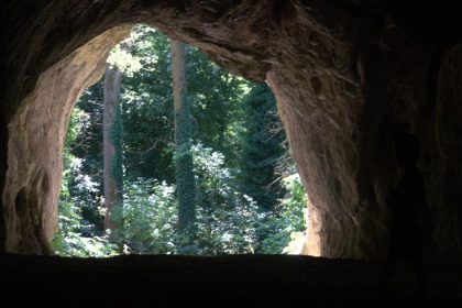 Certova pec fascinuje archeologov uz desatrocia ukryva stopy praveku aj prepojenie s inou jaskynou