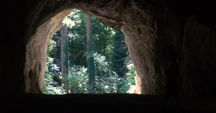 Certova pec fascinuje archeologov uz desatrocia ukryva stopy praveku aj prepojenie s inou jaskynou