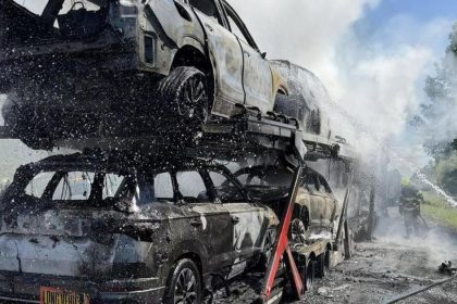 Dialnica D2 je pre poziar kamiona pri Velkych Levaroch uzavreta
