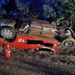 Hasici oslobodili zakliesnenu osobu z prevrateneho auta nehoda uzavrela cestu