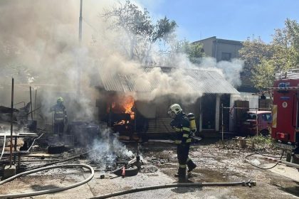 Hasici zasiahnli pri poziari odpadu vo Vlcim hrdle Zasiahnute boli aj unimobunky