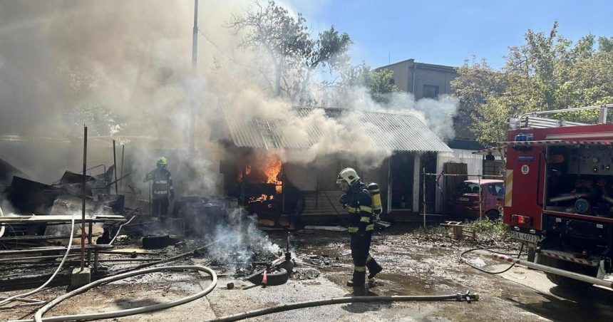 Hasici zasiahnli pri poziari odpadu vo Vlcim hrdle Zasiahnute boli aj unimobunky