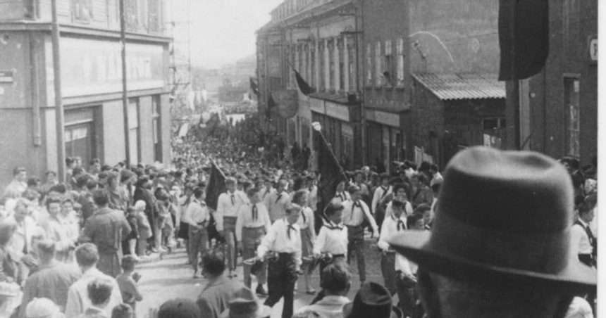 Hesla nacviciovali v skole mavatka odovzdali za tribunou sudruzke